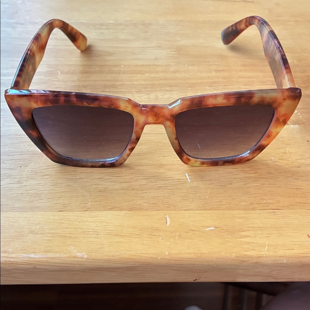Elegant Tortoise Shell Sunglasses